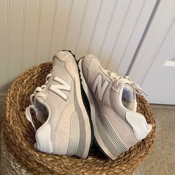 New Balance Cream and Gray Sneakers - 7.5 - Picture 6 of 10